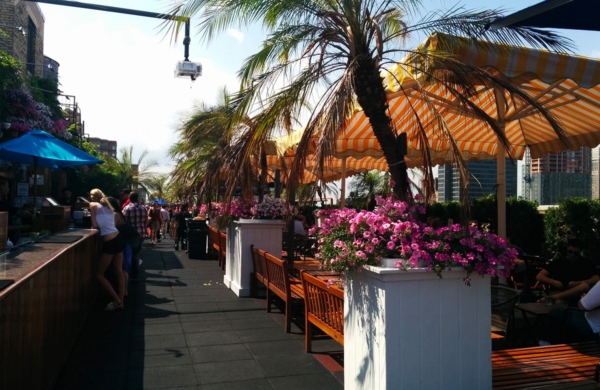 Détendez-vous et profitez de vues panoramiques époustouflantes depuis le 230 Fifth Rooftop Bar à New York