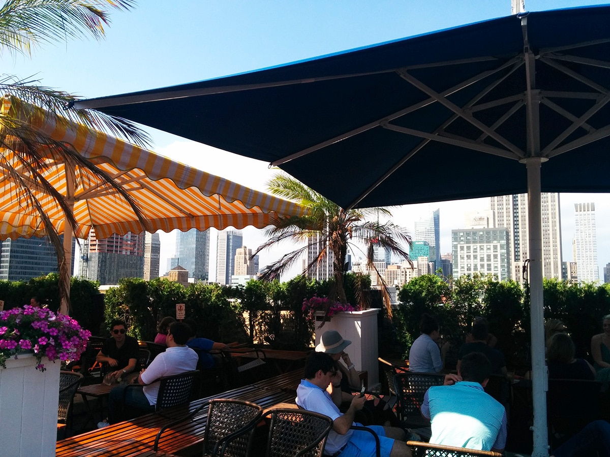 Terrasse ombragée pour regarder la skyline New York