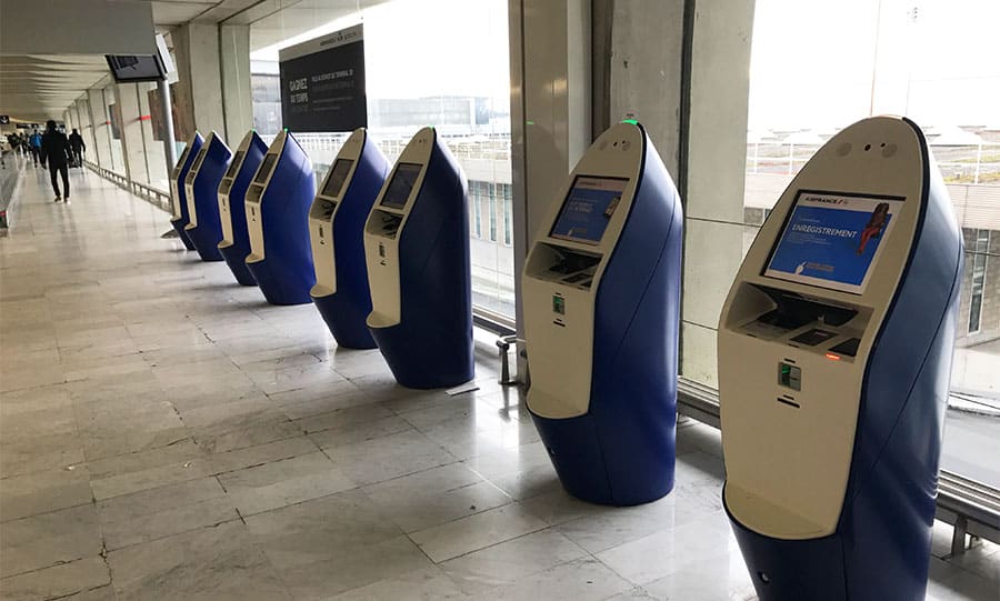 Bornes pour s'enregistrer à l'aéroport Roissy Charles de Gaules