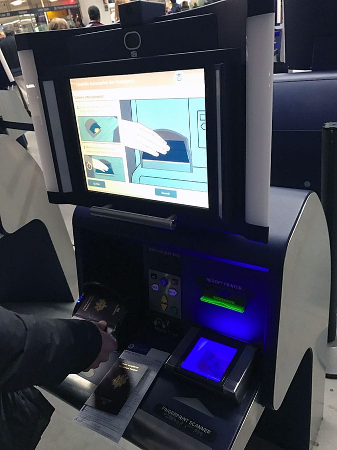 Bornes pour s'enregistrer à l'aéroport Roissy Charles de Gaules