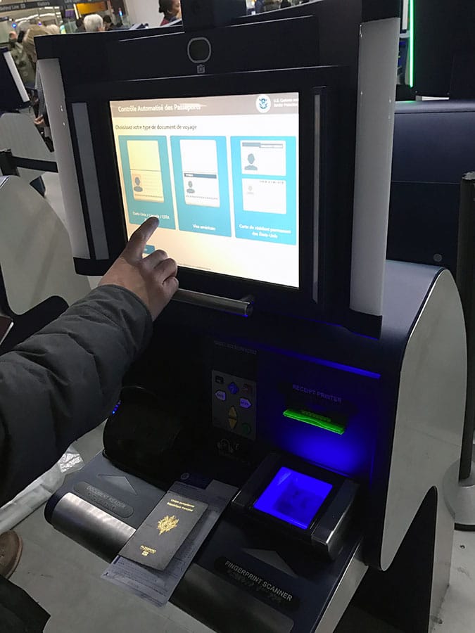 Bornes pour s'enregistrer à l'aéroport Roissy Charles de Gaules