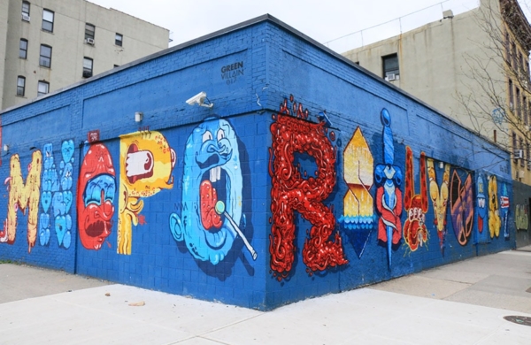 Fresques bleue avec alphabet dessiné en jaune et rouge sur un coin de mur
