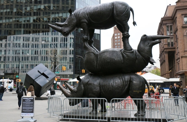 Statues de trois rhinocéros les uns sur les autres à New York