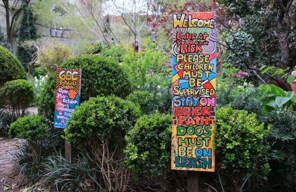 Panneau coloré dans un jardin communautaire