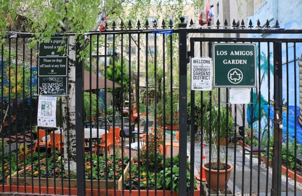 Grille d'entrée d'un jardin communautaire à New York