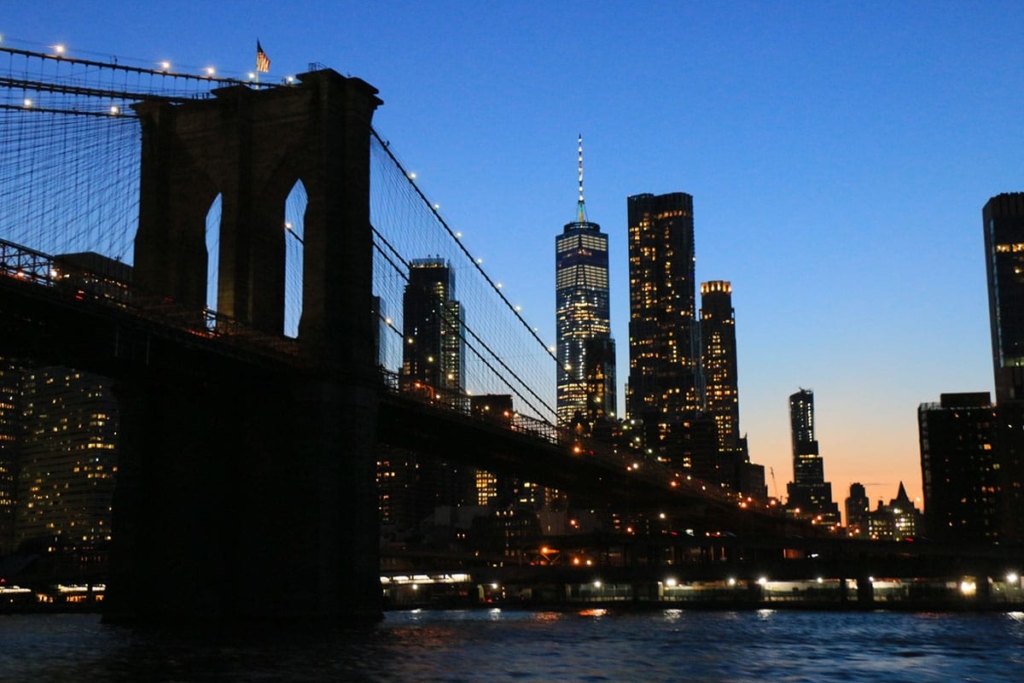 Pont de Brooklyn la nuit à New York