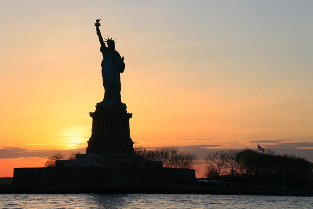 Vue de la Statue de la Liberté au coucher de soleil