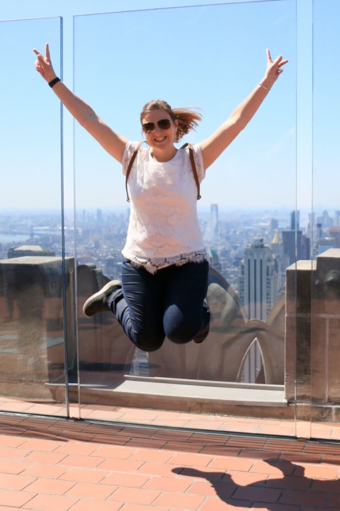 Femme qui saute au top of the Rock