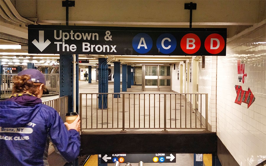 Réseau de métro à New York, reliant les quartiers uptown et downtown