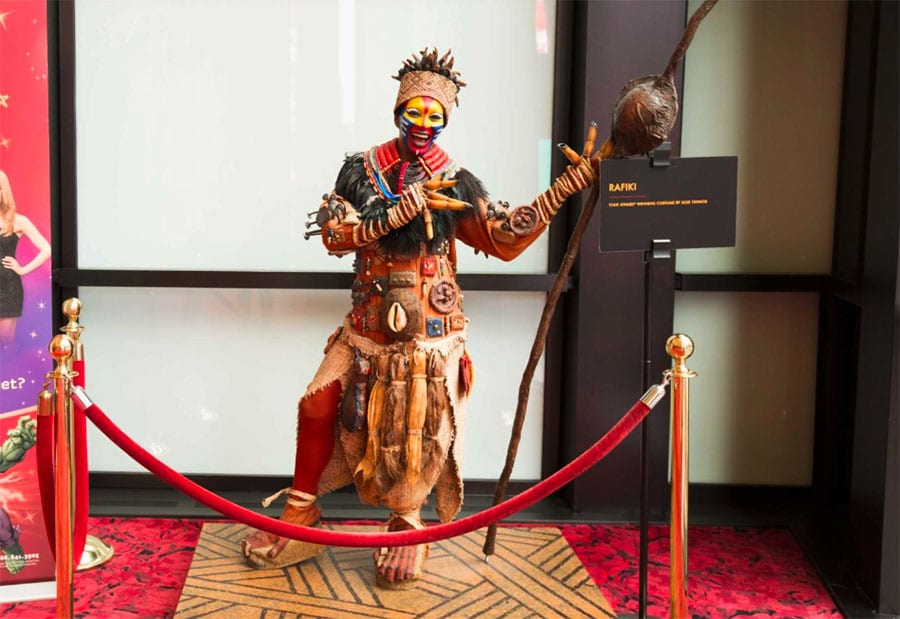 Faire une photo souvenir avec les acteurs de la comédie musicale le Roi Lion