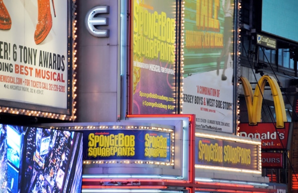 Entrées lumineuses de théatres à New York où l'on peut voir des comédies musicales