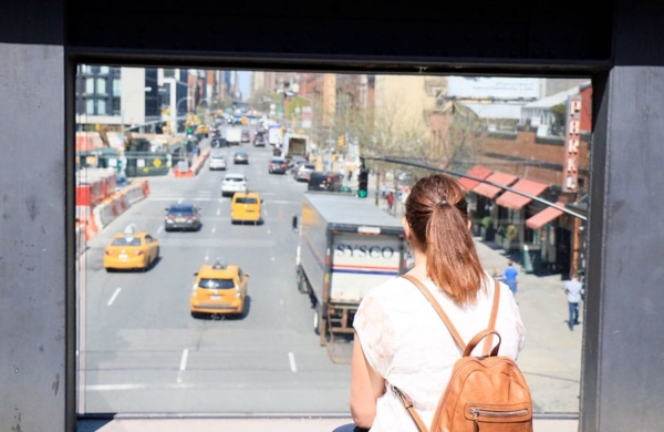 Femme de dos regardant la vue sur la rue de la High Line à New York
