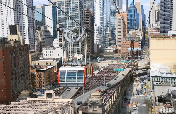 Vue du téléphérique de Roosevelt Island passant au dessus de New York
