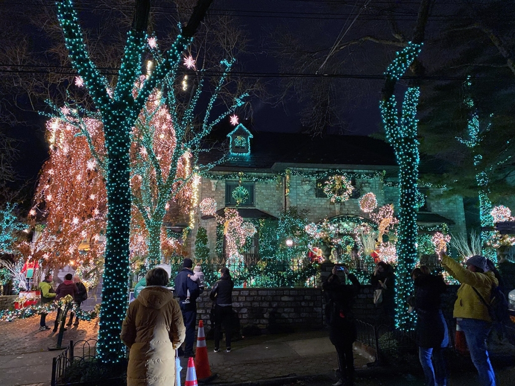 Visite des décorations de Noël à Dyker Heights la nuit, New York