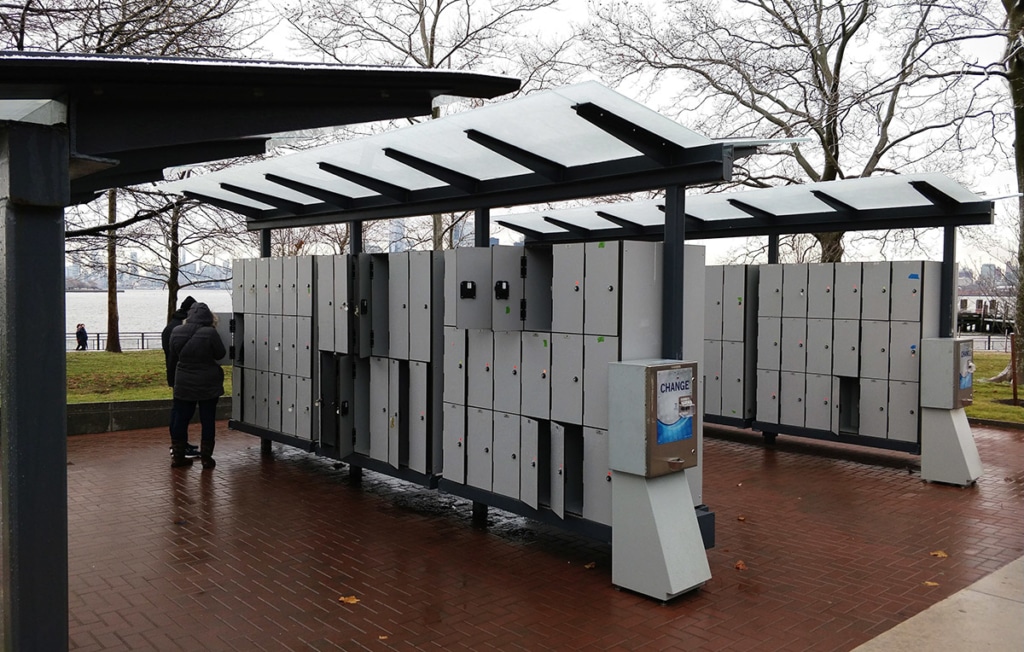 Casiers pour déposer vos sacs avant de monter dans la Statue de la Liberté