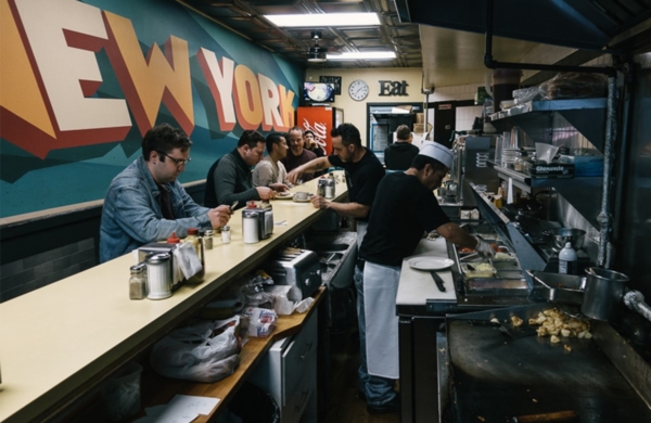 Johny's Luncheonette situé proche de l'Empire State Building à New York propose des pancakes à des prix très abordables dans une ambiance typiquement américaine.