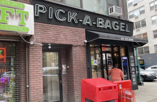 Pick a Bagel situé proche de Times Square à New York propose des bagels parfaits pour le déjeuner ou pour un snack rapide.