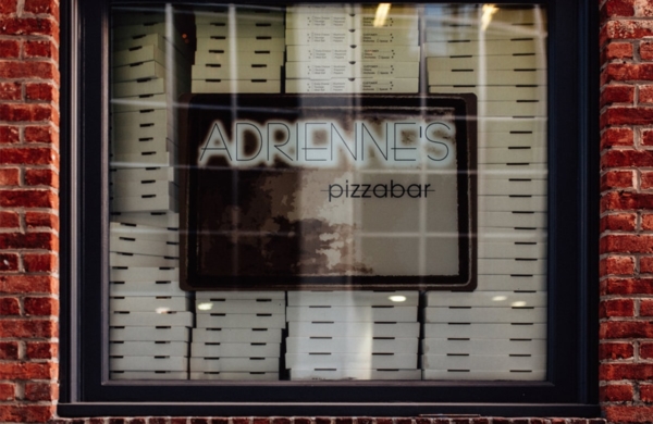 La pizzeria Adrienne's pizza bar situé dans le quartier financier de Manhattan à New York propose des grandes pizzas à partager à plusieurs.