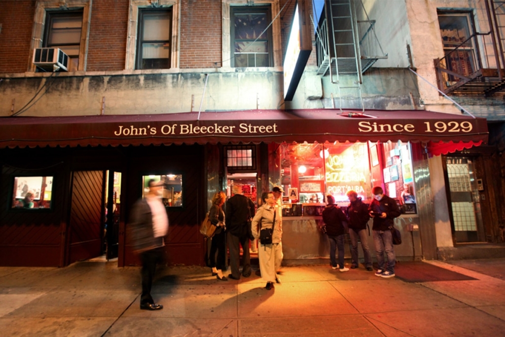 La Pizzeria John's of Bleecker Street situé dans le West Village à New York propose de goûter à des pizzas à des prix très raisonnables dans une ambiance chaleureuse.