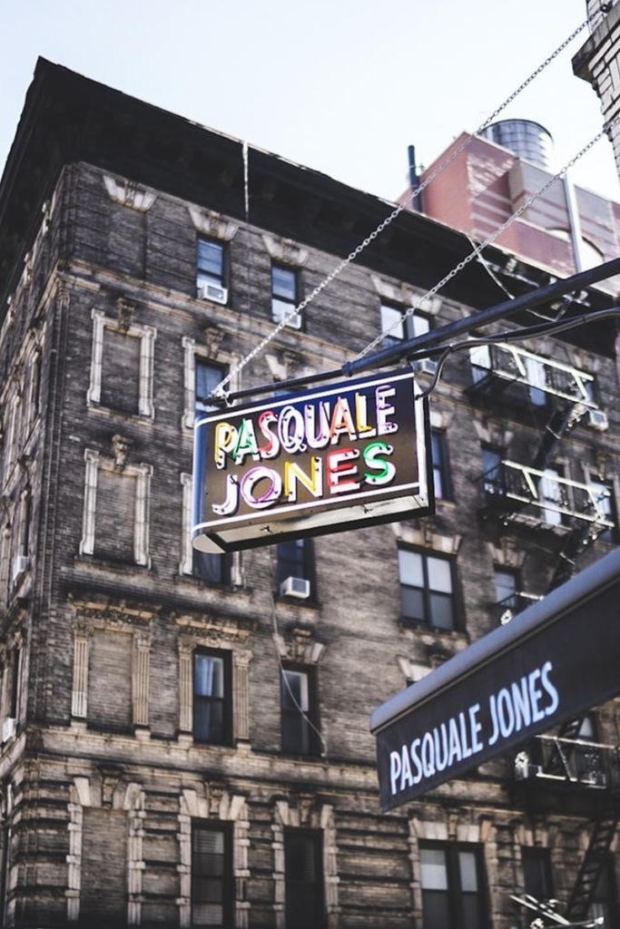 La pizzeria Pasquale Jones situé au sud de Manhattan à New York propose des pizzas raffinés à des prix raisonnables.