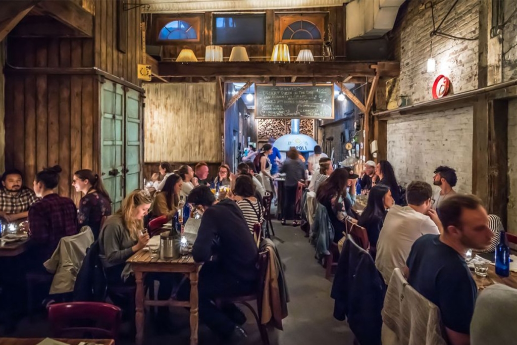 La pizzeria Paulie Gee's situé à Brooklyn à New York propose un large choix de pizzas dans une ambiance tamisée.