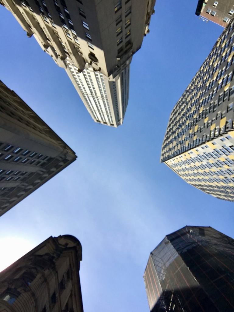 Vue d'en bas des bâtiments autour de Beaver Street à New York