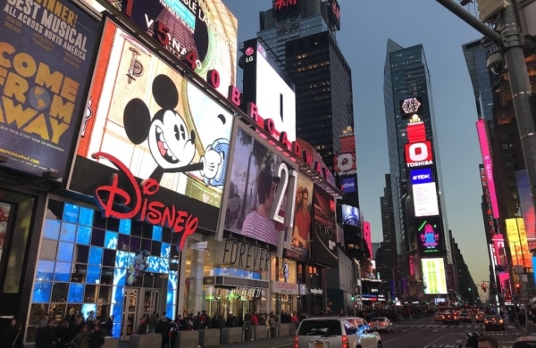 le Disney Store situé à Times Square à New York à côté du Forever 21.