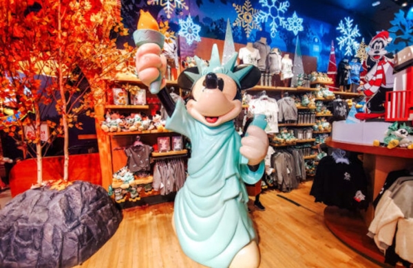 Statue de Minnie déguisée en Statue de la Liberté dans le Disney Store à New York