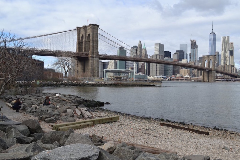 Vue sur le pont de Brooklyn et Manhattan de la plage à Brooklyn.