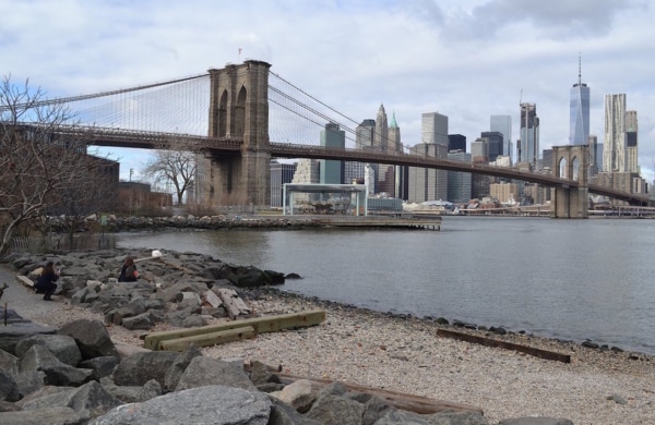 Vue sur le pont de Brooklyn et Manhattan de la plage à Brooklyn.