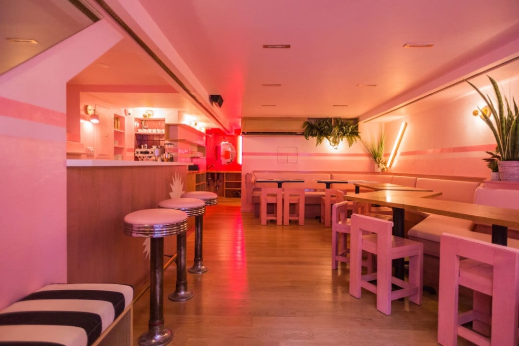 Intérieur du restaurant Pietro Nolita à New York : entièrement rose.