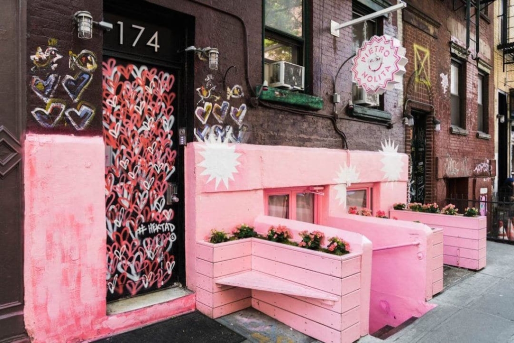 Façade extérieure rose du restaurant Pietro Nolita à New York.