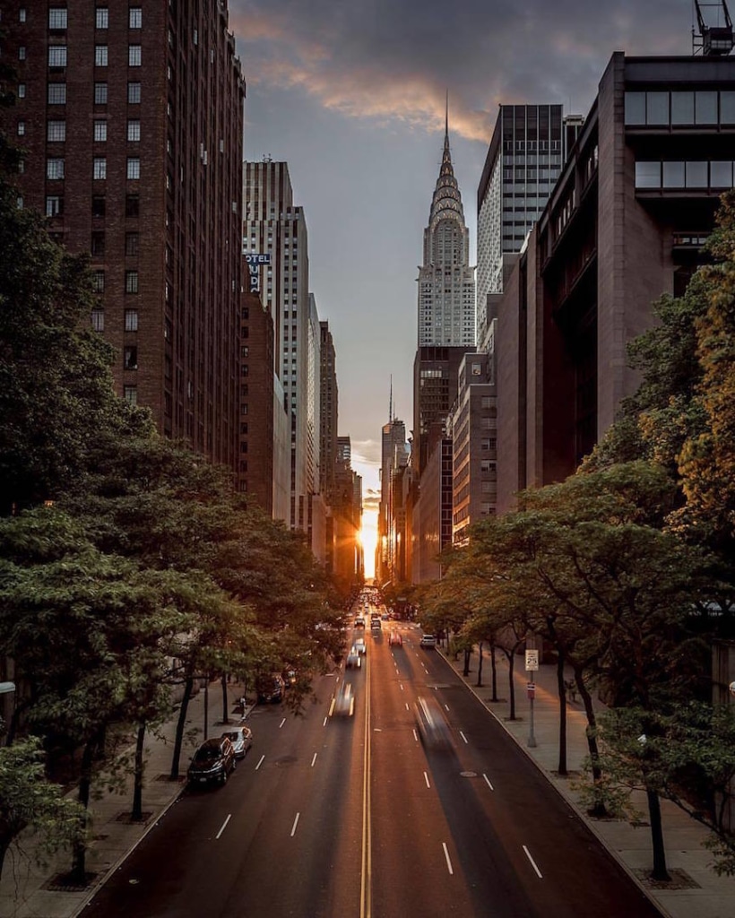 Vue de la 42ème Street à New York avec le Chrysler Building en fond.
