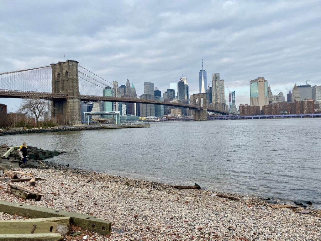 Vue du pont de Brooklyn depuis le Brooklyn Bridge Park à New York