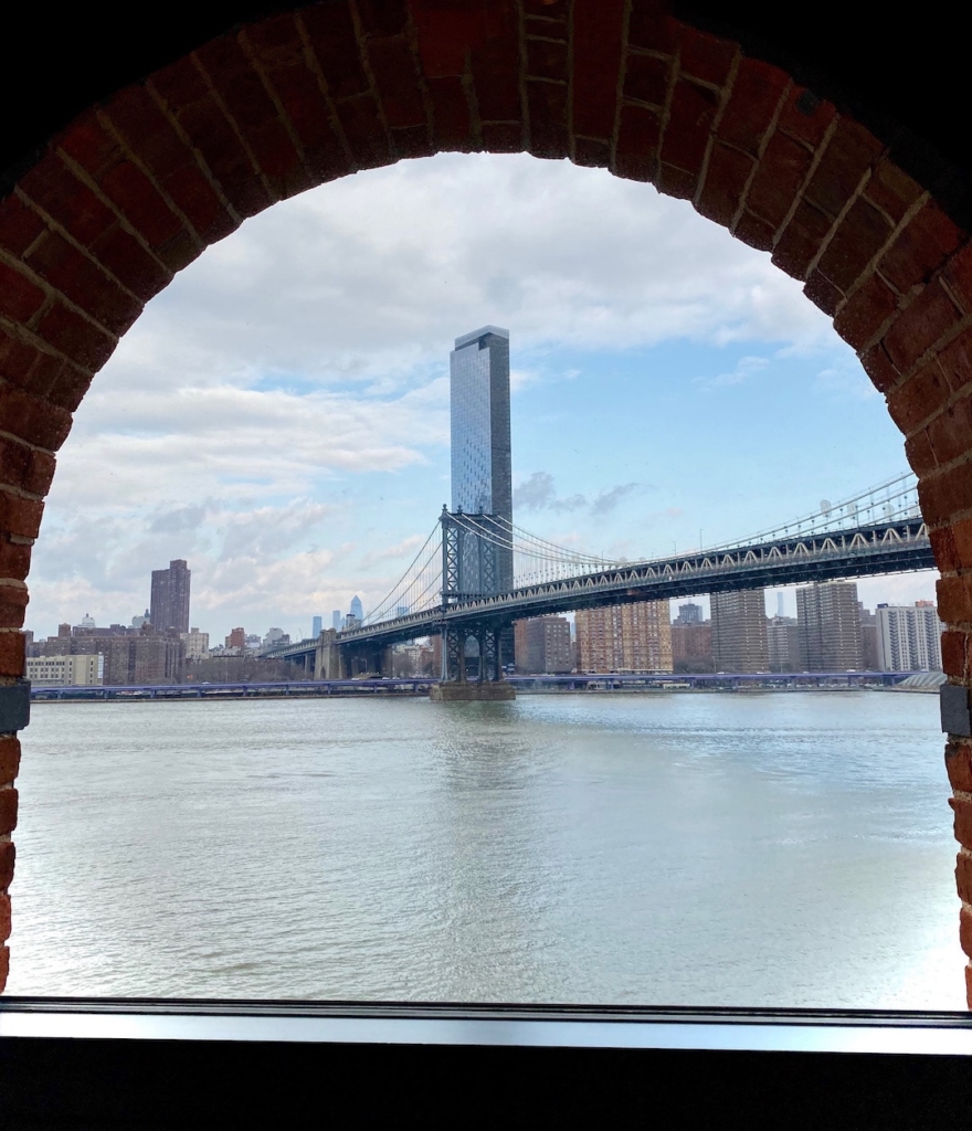 Magnifique vue sur le pont de Manhattan depuis le Times Out Market de Brooklyn