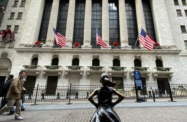 Statue Fearless Girl devant la bourse à Wall Street à New York