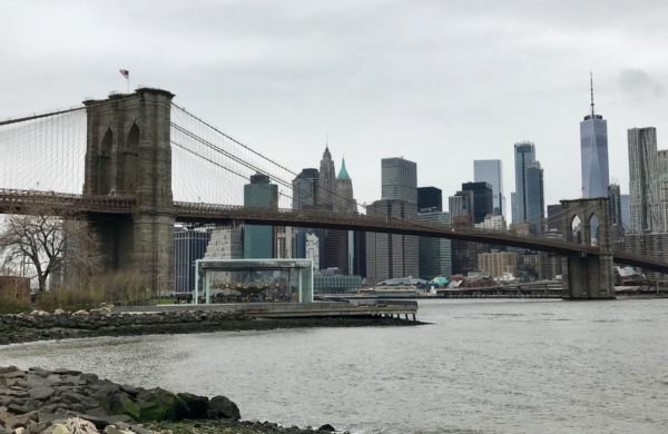 Pont de Brooklyn avec la skyline de Manhattan derrière et Jane's Carousel devant à New York