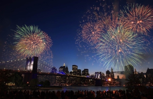 Feu d'artifice au dessus de la skyline de Manhattan