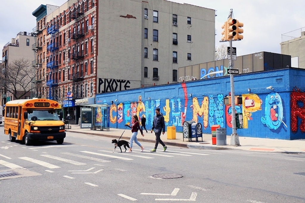 Fresque murale bleue dans l'East Village