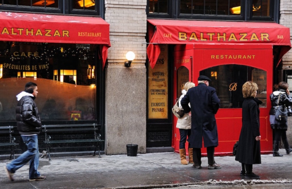 Devanture rouge du restaurant Balthazar à New York avec des personnes qui attendent devant