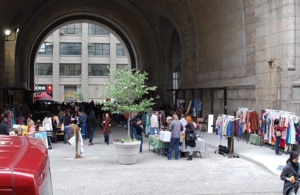Marchés aux puces de DUMBO sous le pont de Manhattan