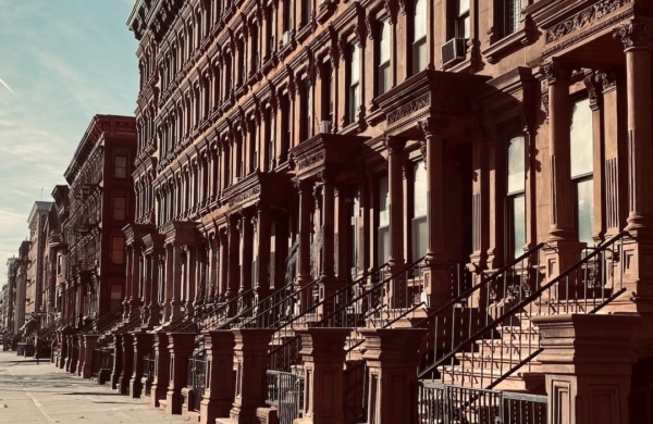 Ligne de brownstones à Harlem