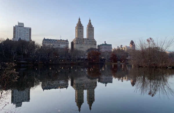 Reflets des buildings sur l'eau à Central Park