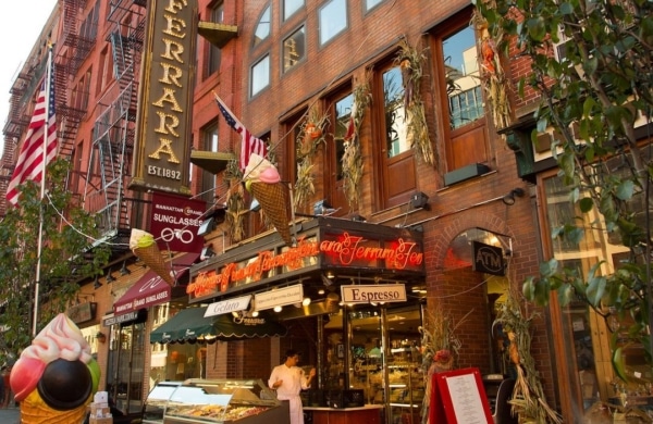 Devanture de café restaurant Ferrara à Little Italy