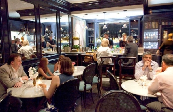 Personnes buvant un verre à table au bar Lantern's Keep à New York