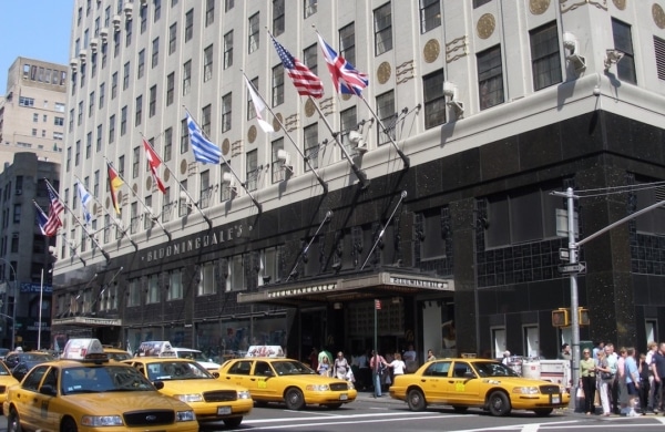 Boutique Bloomingdale's avec de nombreux taxis jaunes devant à New York