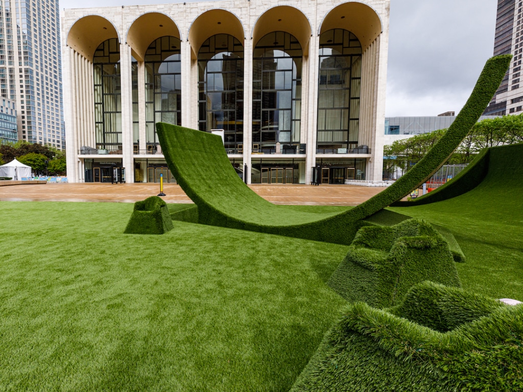 Parc du Lincoln Center avec structures couvertes d'herbe