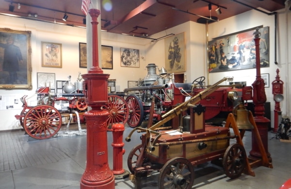 Anciens véhicules de pompiers dans le New York City Fire Museum