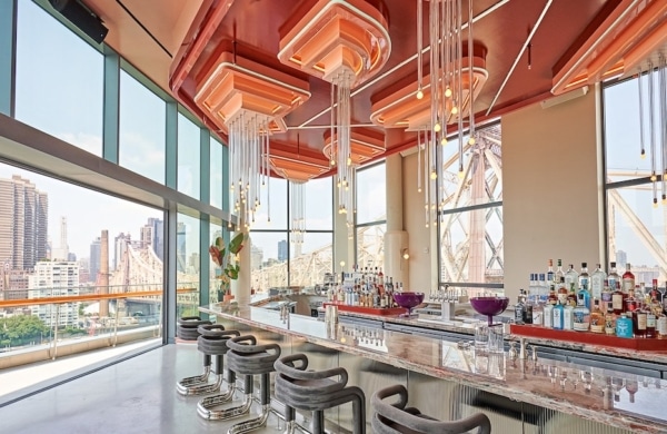 Intérieur du rooftop bar Panorama Room sur Roosevelt Island