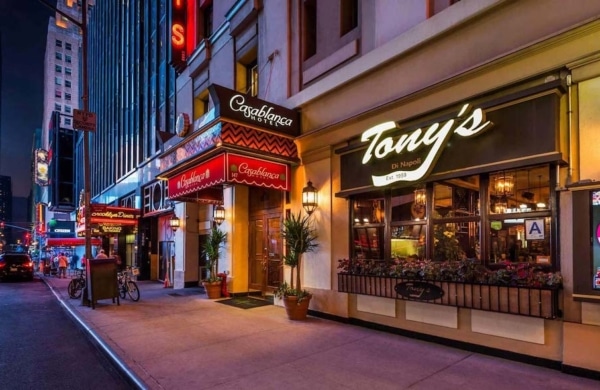 Extérieur du restaurant Tony's Di Napoli à New York